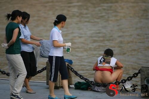 梦见自己洗澡还有别人
