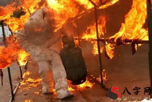 梦见火中行走
