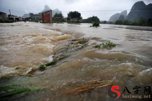 梦见涨洪水淹死很多人